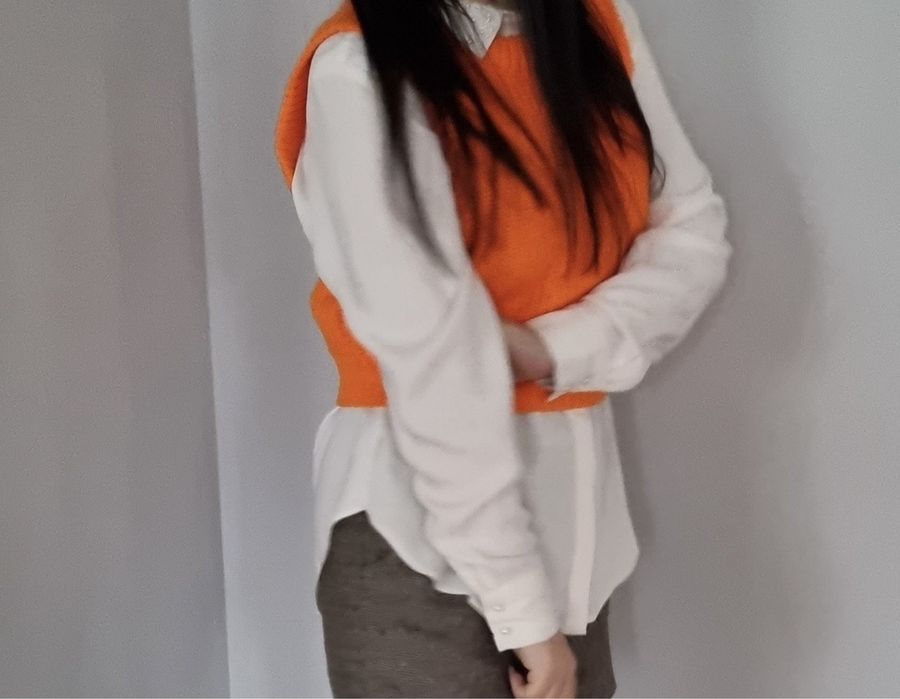 Яскрава вязана жилетка