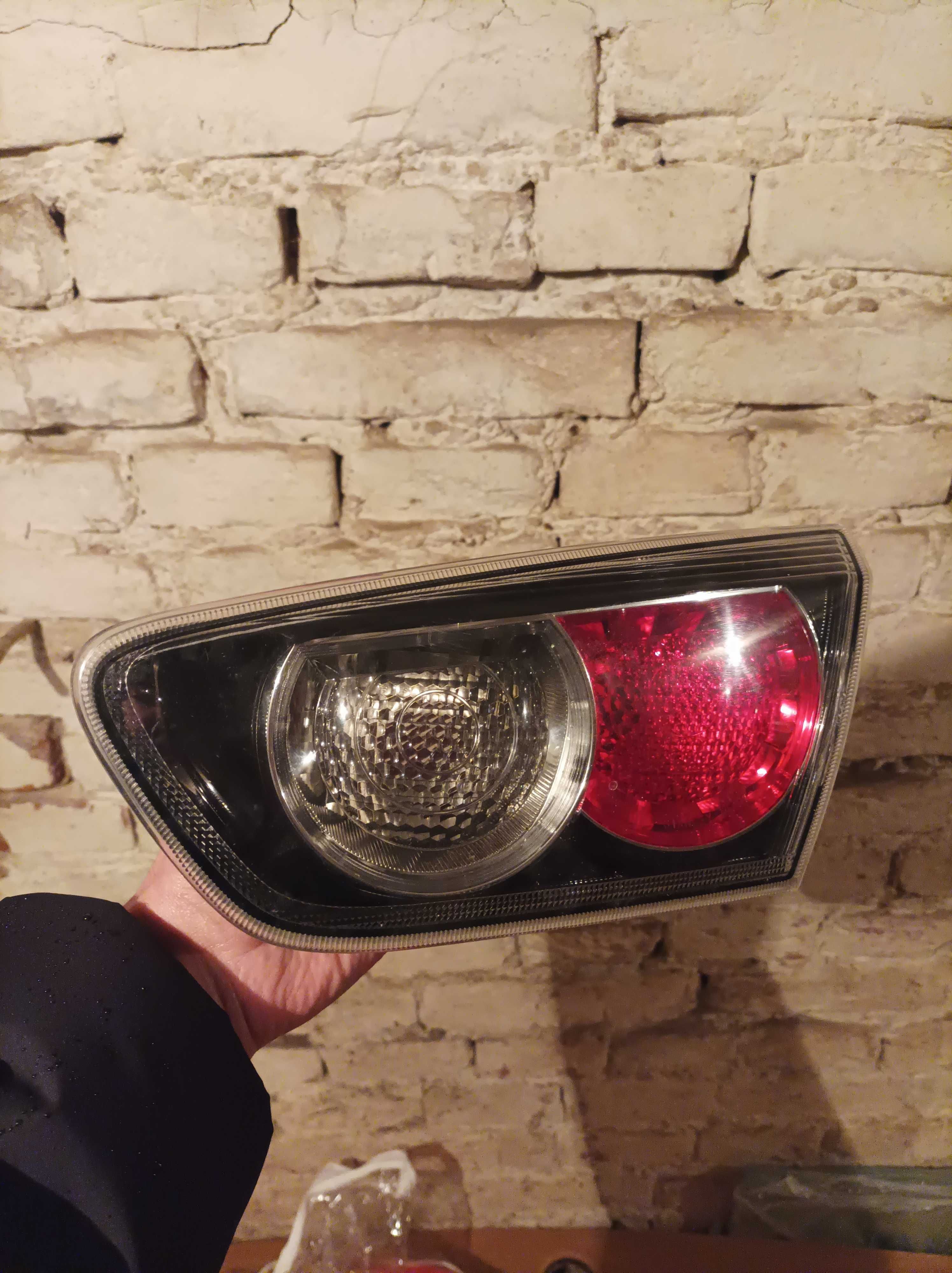 Ліхтар Mitsubishi Lanser 10 номер з/ч  8330A626