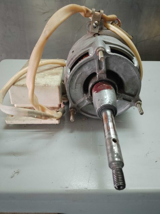 Єлектродвигун центрифуги від пральної машини Золушка.