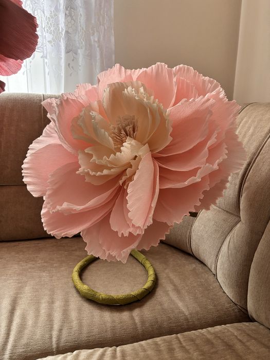 Dekoracja kwiatowa z krepiny na wesele