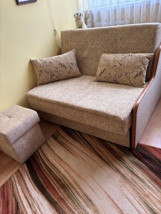 Kanapa rozkładana z pufą