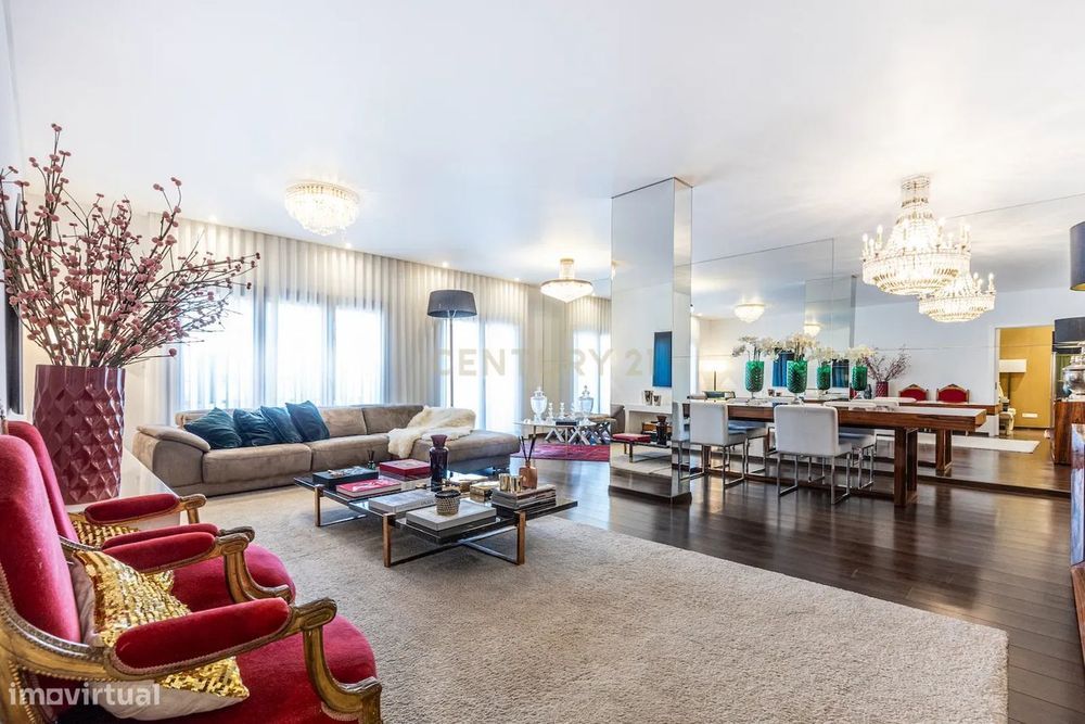 Apartamento T5 de luxo na Urbanização Jardins do Cristo Rei.