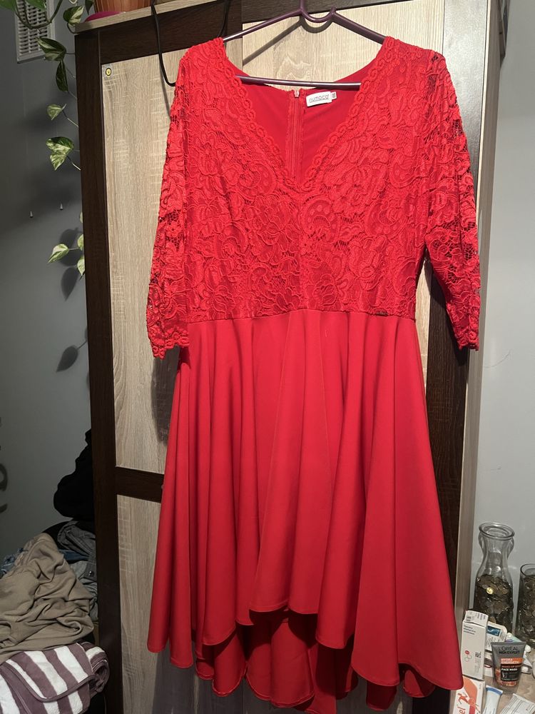 Elegancka sukienka na okazje w kolorze czerwonym