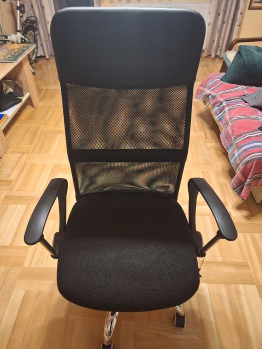 Fotel obrotowy czarny uzywany