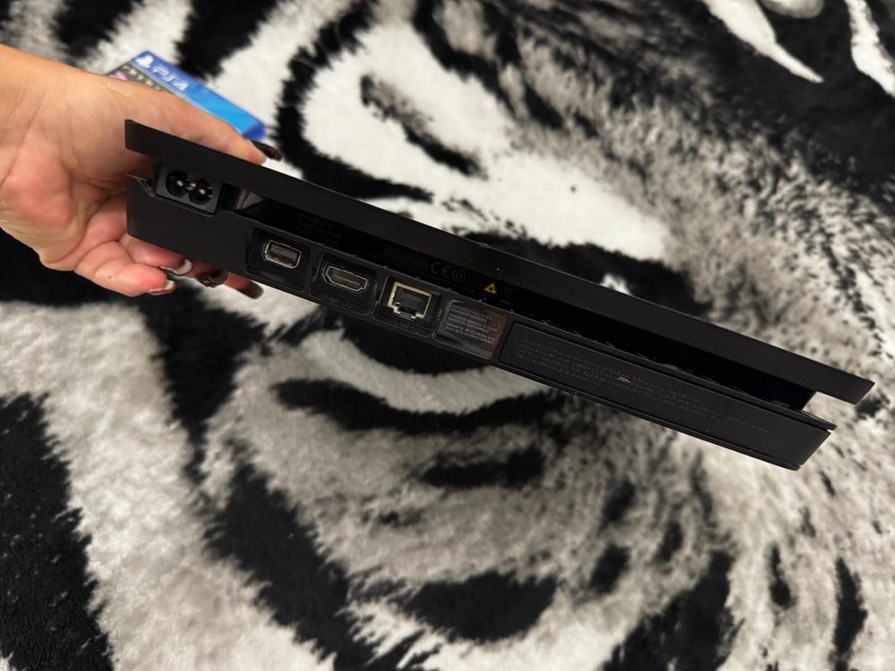 PlayStation 4 slim 1TB