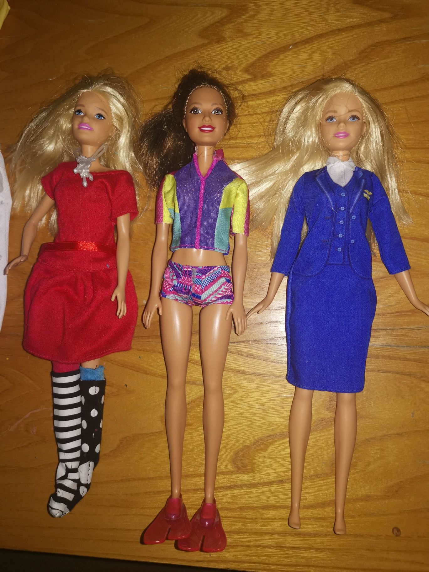 Lalki Barbie z dodatkowymi strojami