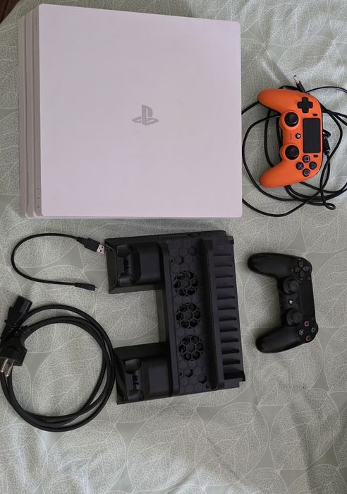 Playstation 4 c base de arrefecimento e 2 comandos