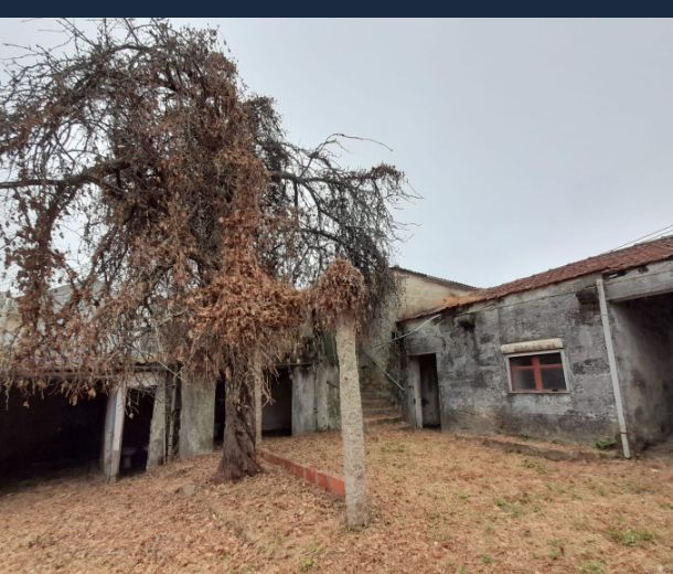 Moradia para recuperar e terreno com 2200 m2