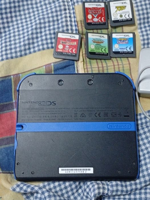 Consola Nintendo 2 DS com vários jogos e carregador