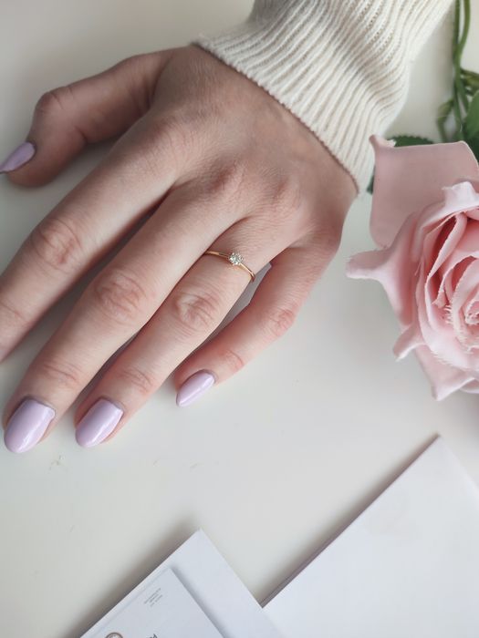 Złoty pierścionek zaręczynowy 585 diamentem diament 0,14ct