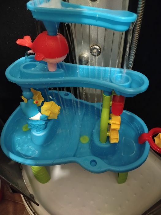 Stolik wodny i również jako piaskownica dla dzieci