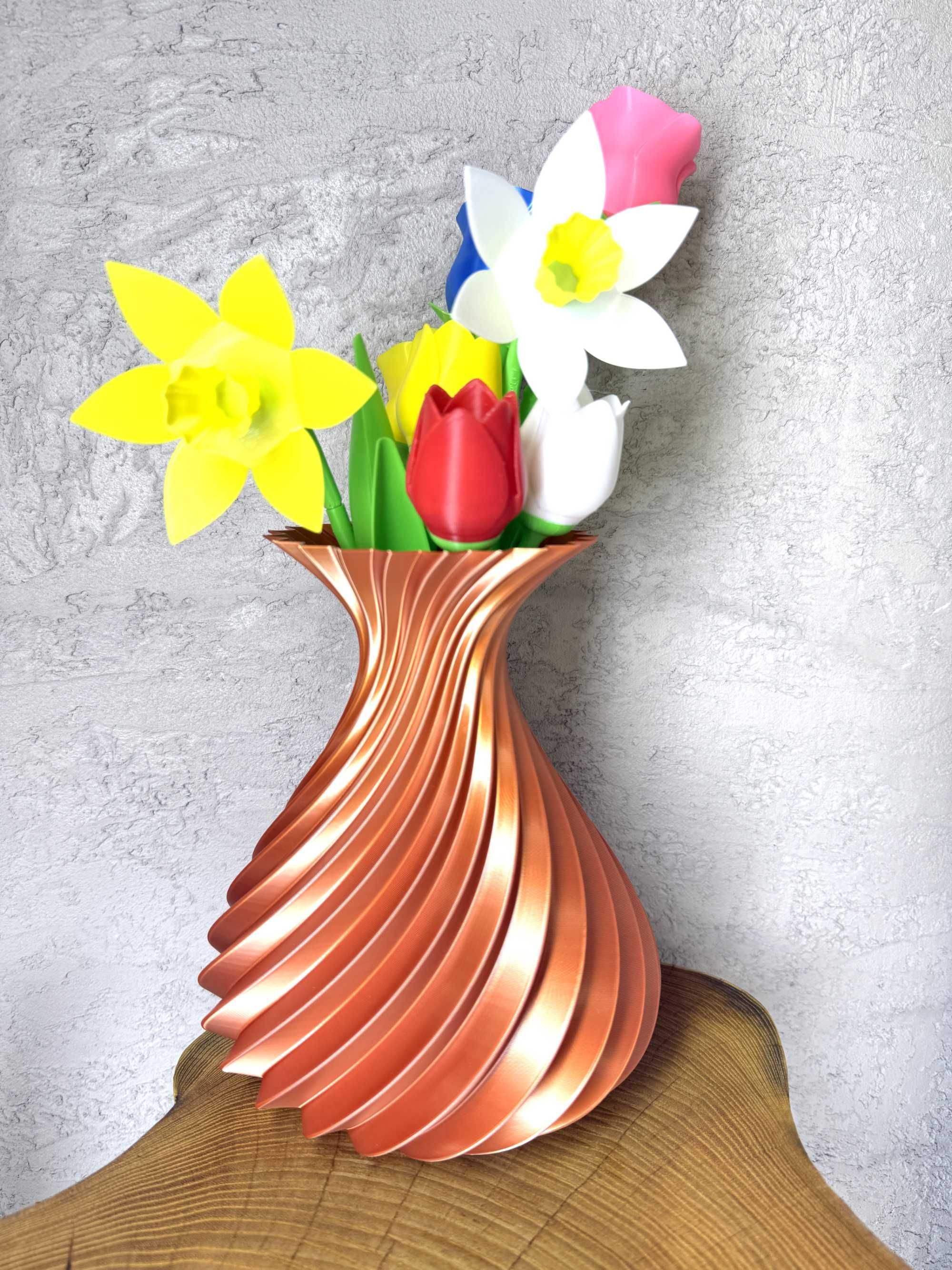 Nowoczesny, stylowy wazon spiralny, karbowany, druk 3D, miedziany