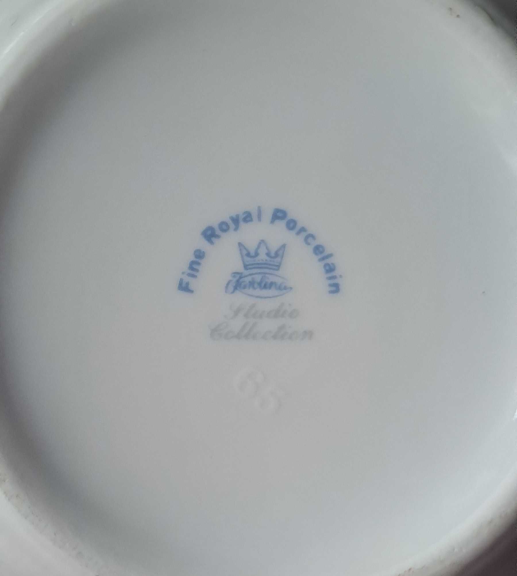 Czajnik i filiżanka porcelana