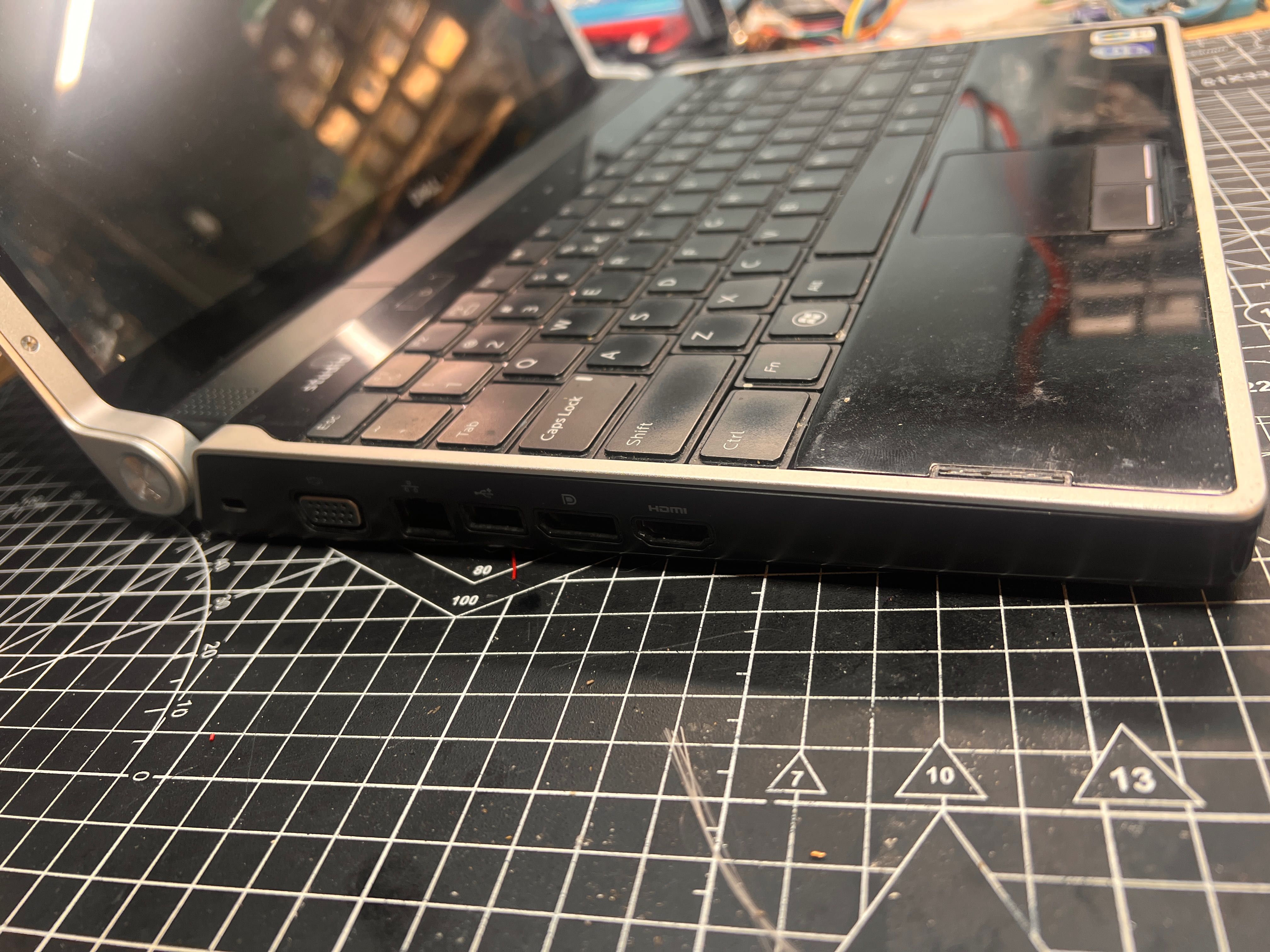 Zabytkowy laptop Dell studio XPS