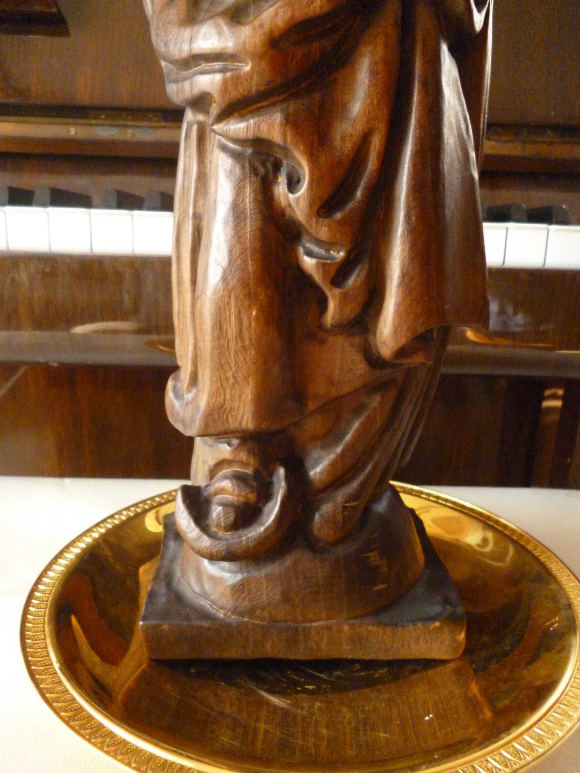 Bardzo stara drewnianna recznie rzezbiona figura