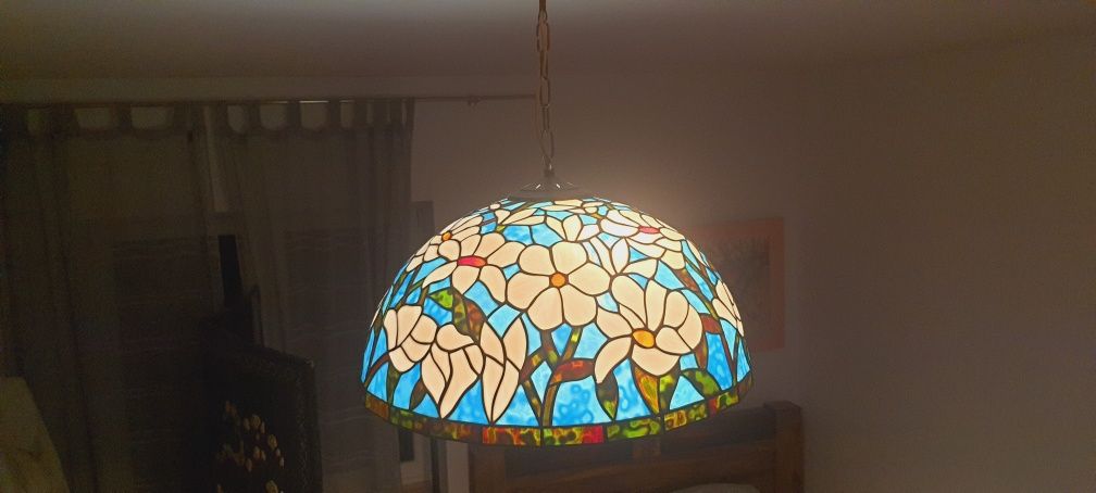 Lampa witrażowa w stylu tiffany