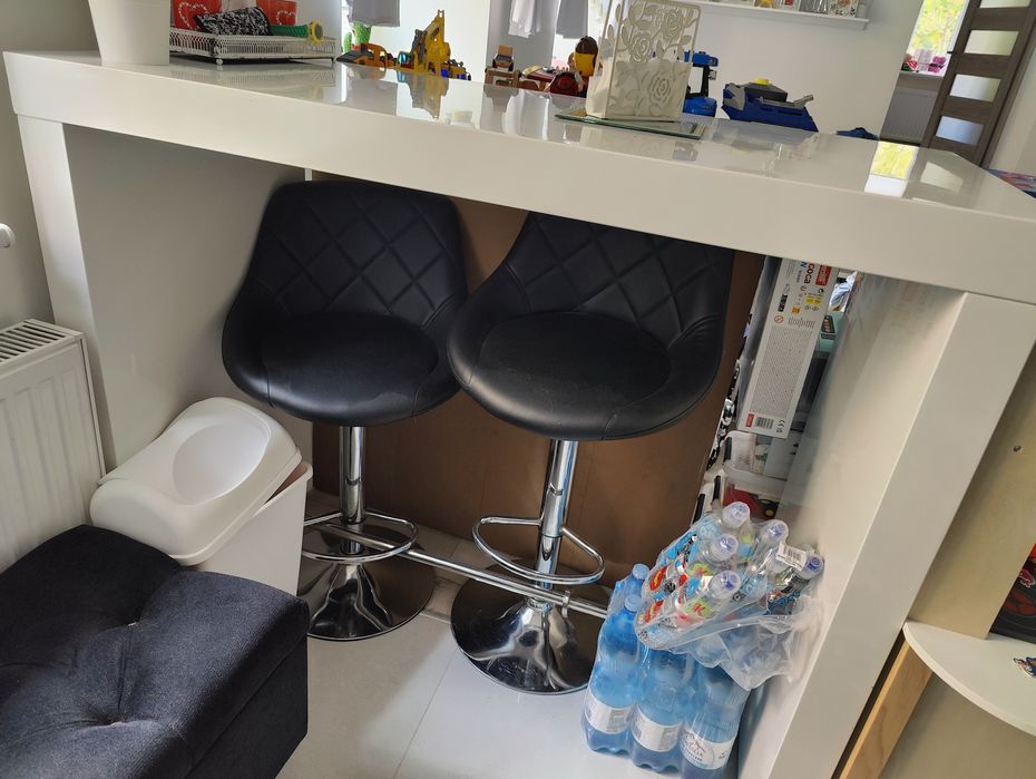 Stół , wyspa kuchenna + 4 hokery