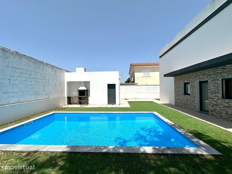 Moradia a venda em Azeitao com garagem e piscina