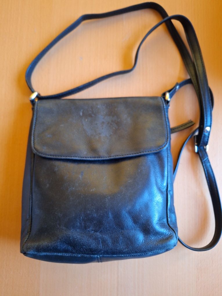 Torebka skórzana typu cross body.