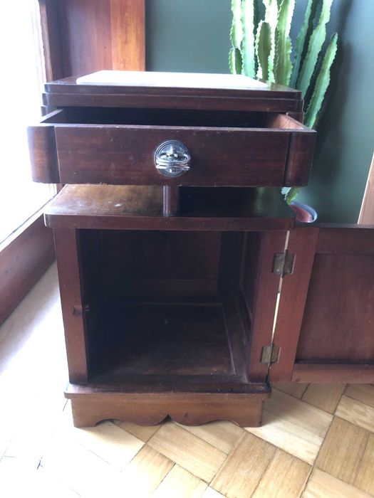 Mesa de cabeceira antiga em madeira com tampo em mármore