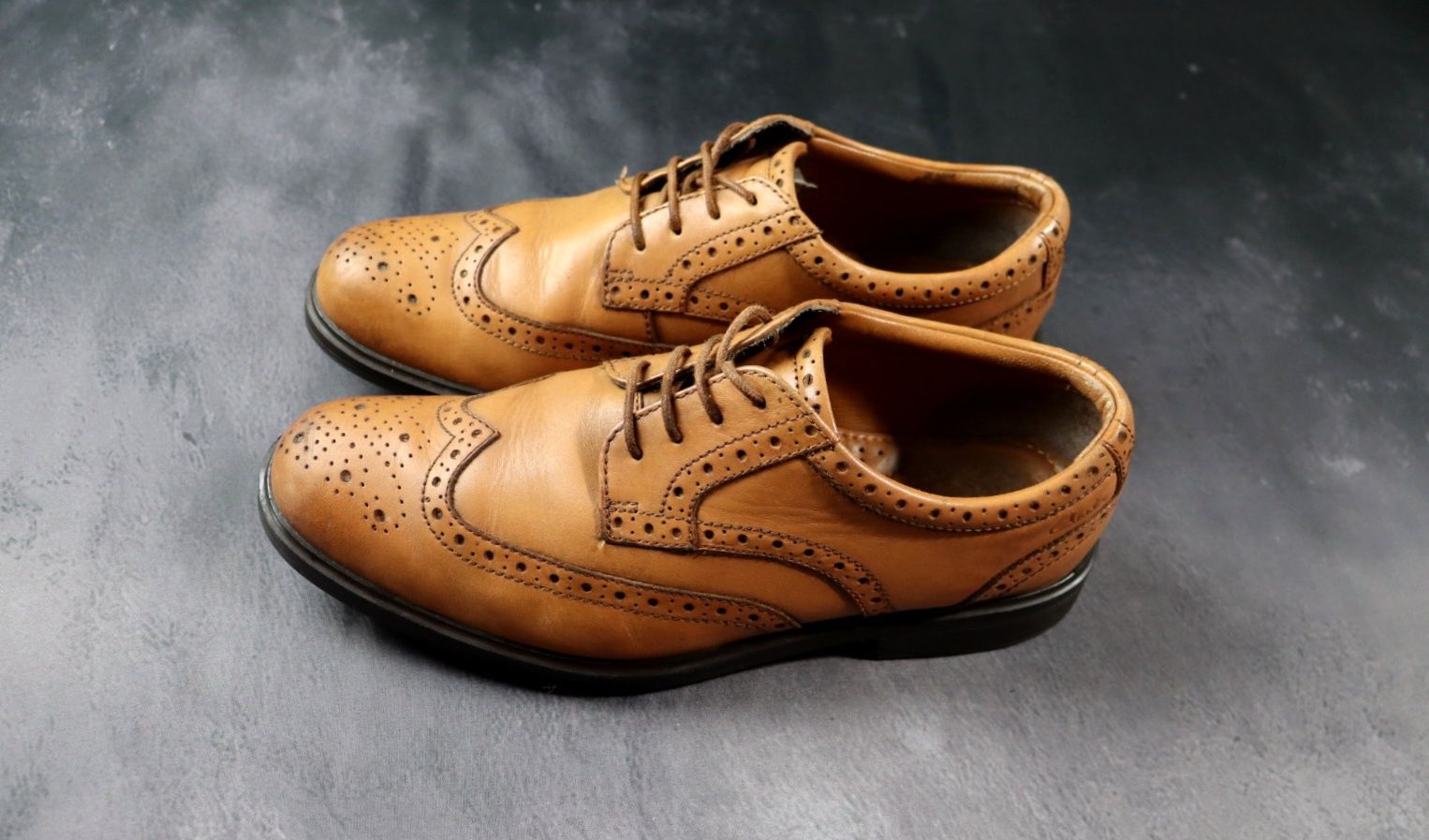 Klasyczne brogsy skórzane Clarks rozmiar 39,5 z ażurowym wzorem