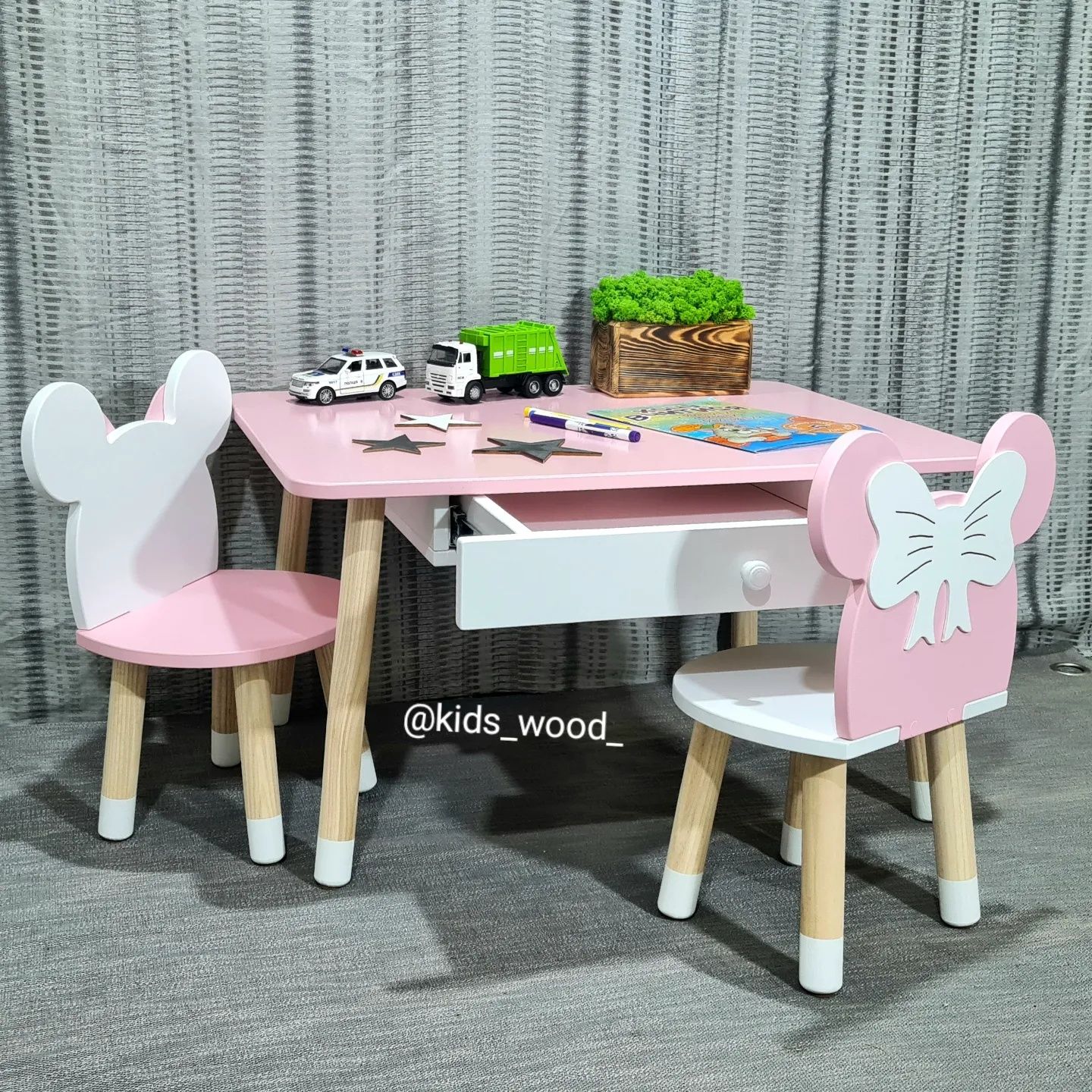Дитячий стіл з нішею або з висувною шухлядою і стілець