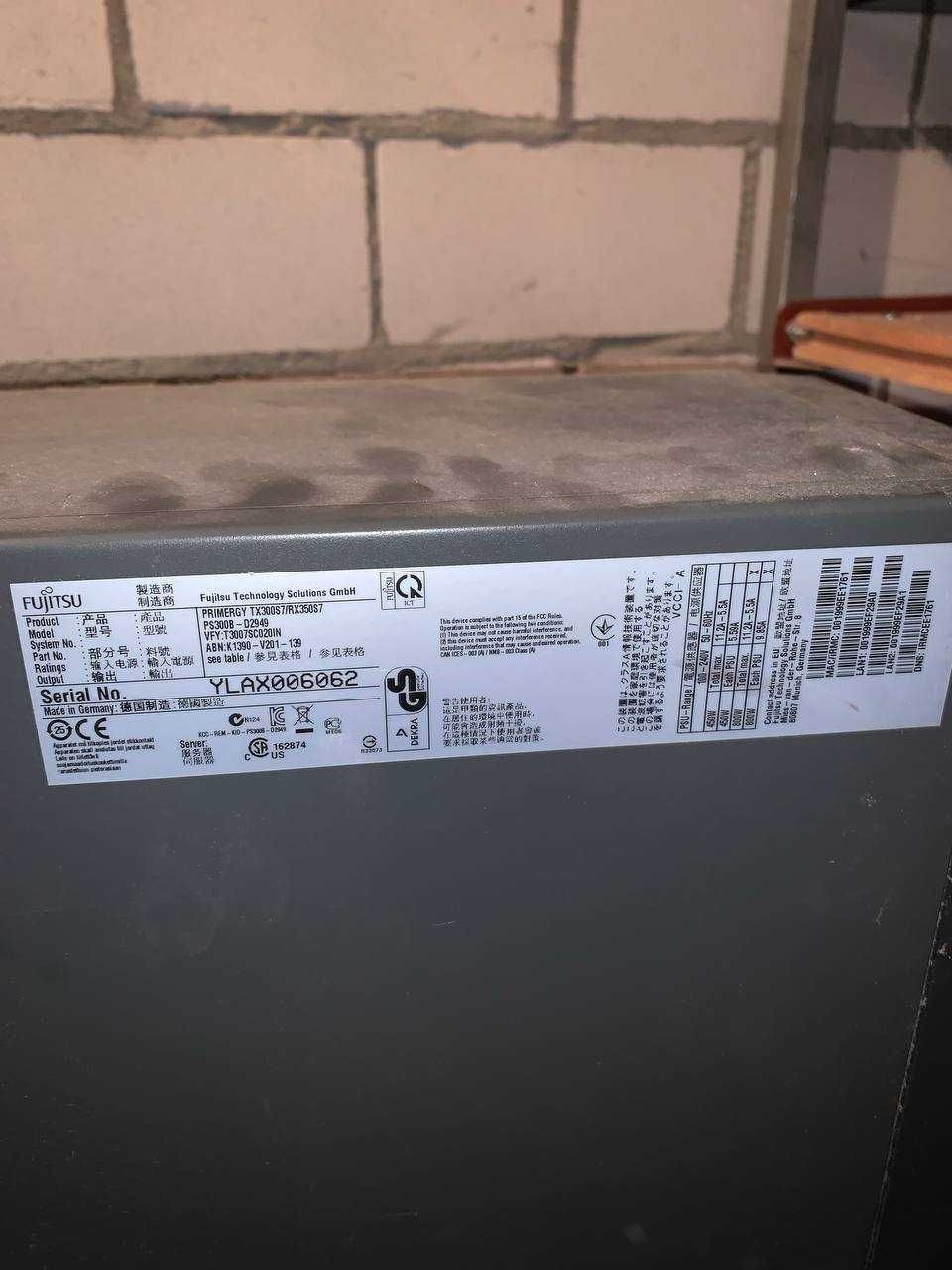 Server Fujitsu Primergy TX 300 S7