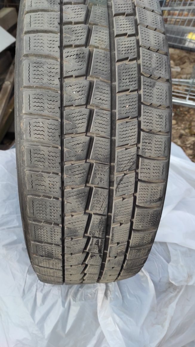 Продам  резину 215/60R17