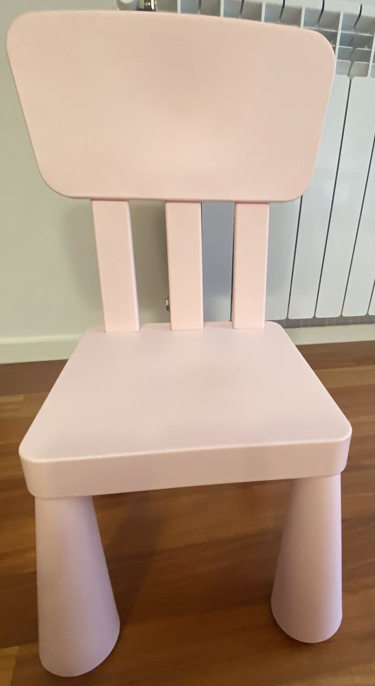 Conjunto de mesa e cadeiras Mammut IKEA.