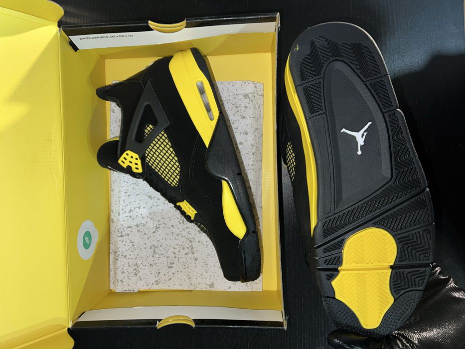 Jordan 4 yellow black