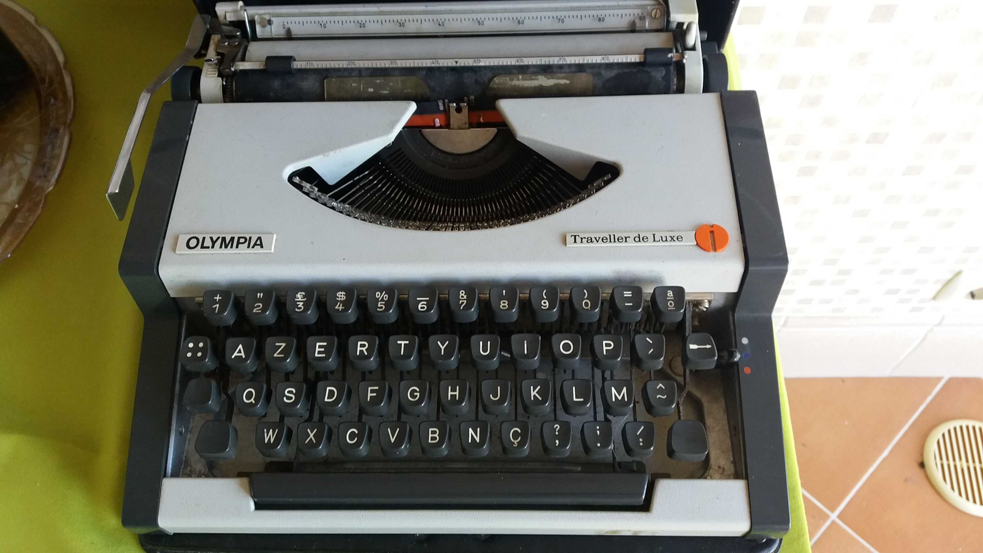 Máquina de escrever portátil "Olimpia", funcionando.