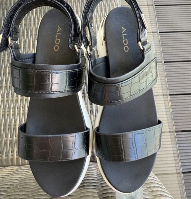 Sandalias pretas tacao cunha marca Aldo