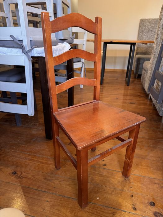 4 Cadeiras de madeira maciça – estilo rústico