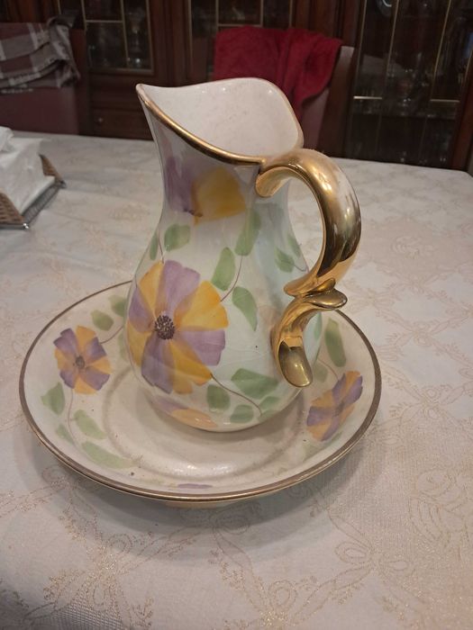 Jarro com prato e jarra ambos antigos