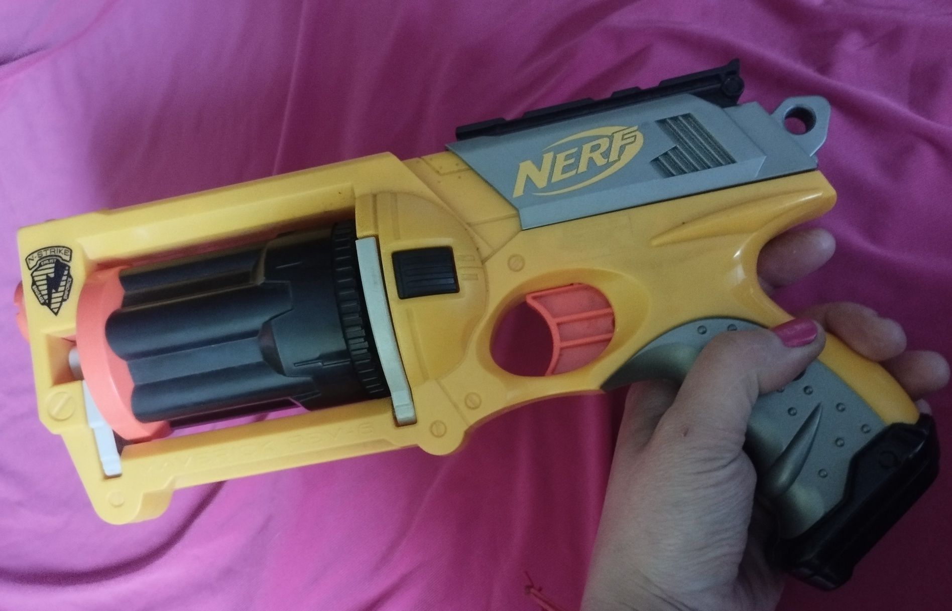 Pistolet NERF na 6 naboji