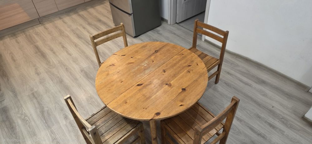 Zestaw stoł rozkładany z krzesłami