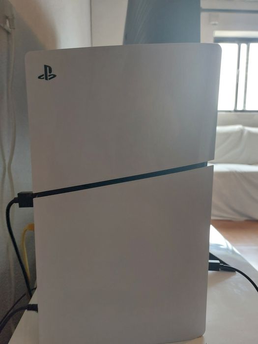 PS5 1TB (digital+disco)+ 2 controlos + 3 jogos