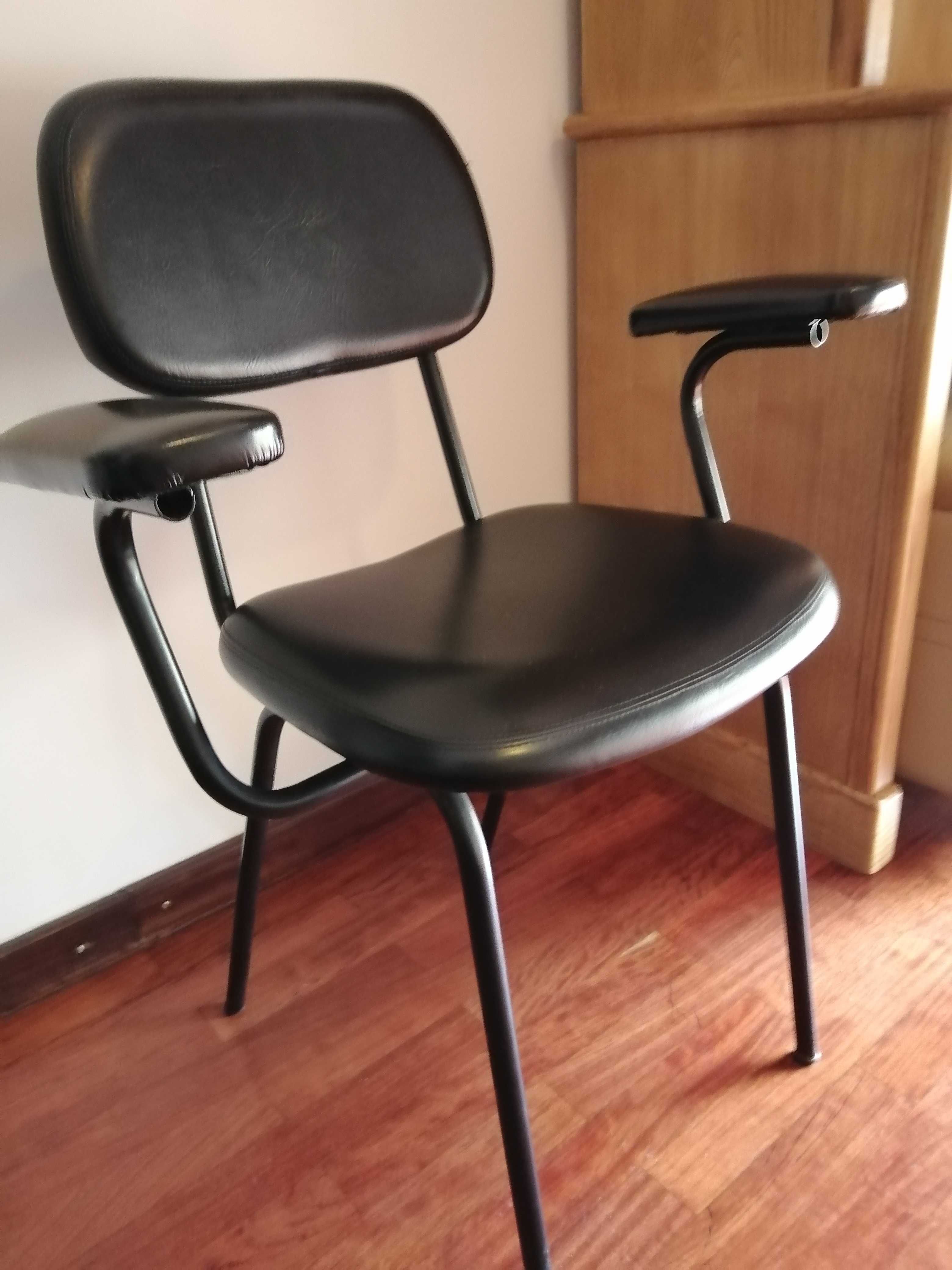 cadeira com apoio d braços (resistente)