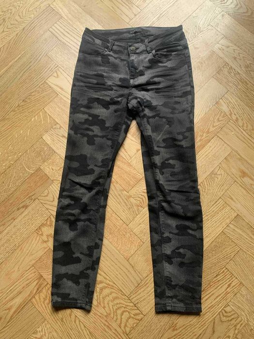 Spodnie firmy Sisley wzór moro, rozmiar 38, kupione w Hiszpanii