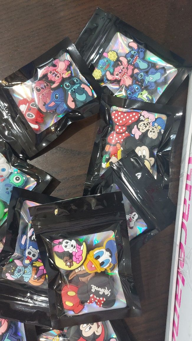 Przypinki do crocs