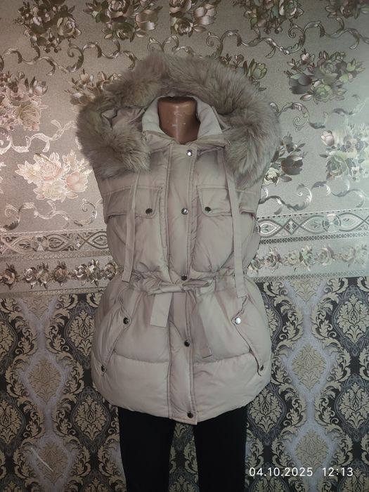 Бежевий пуховий жилет із хутряним капюшоном бренду Woyz.