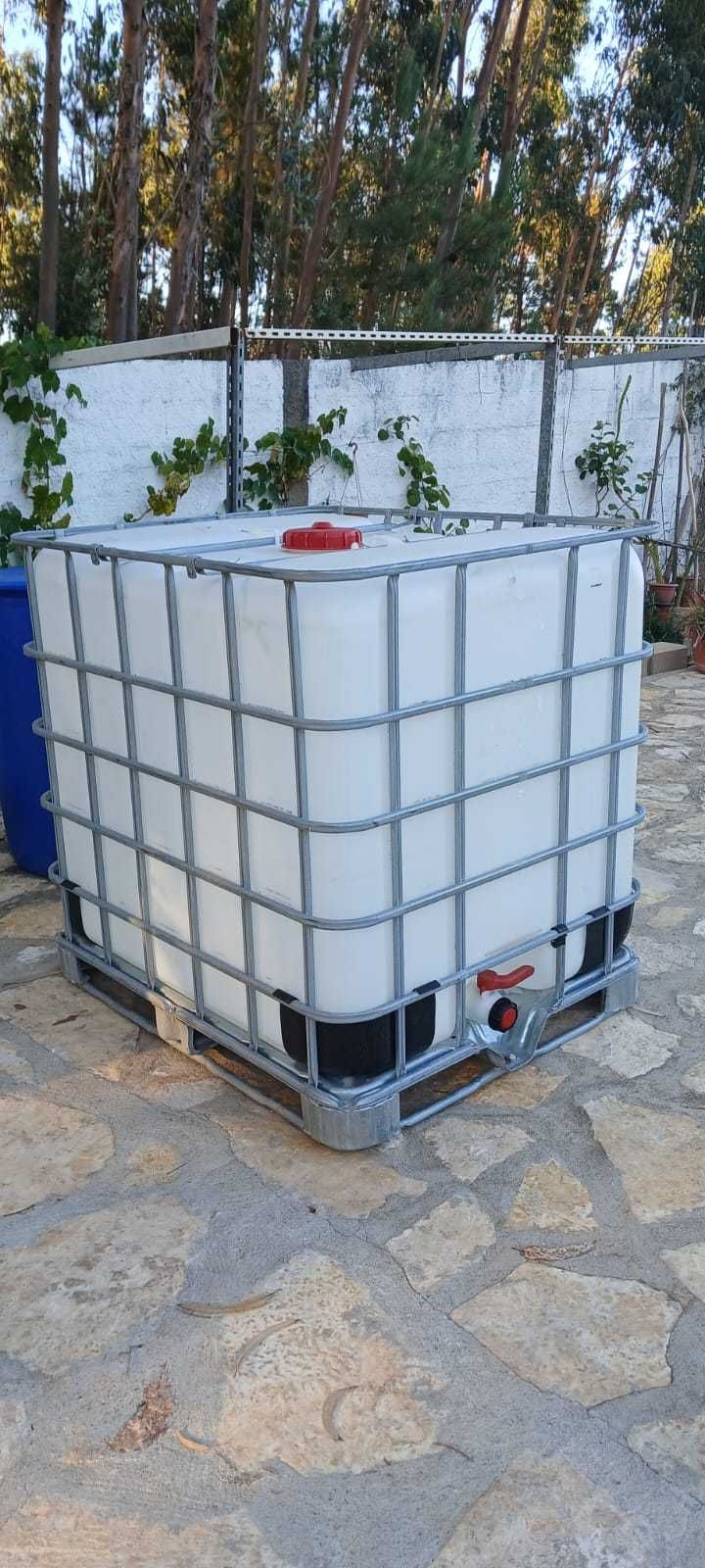 Depósito 1000L com estrutura em ferro