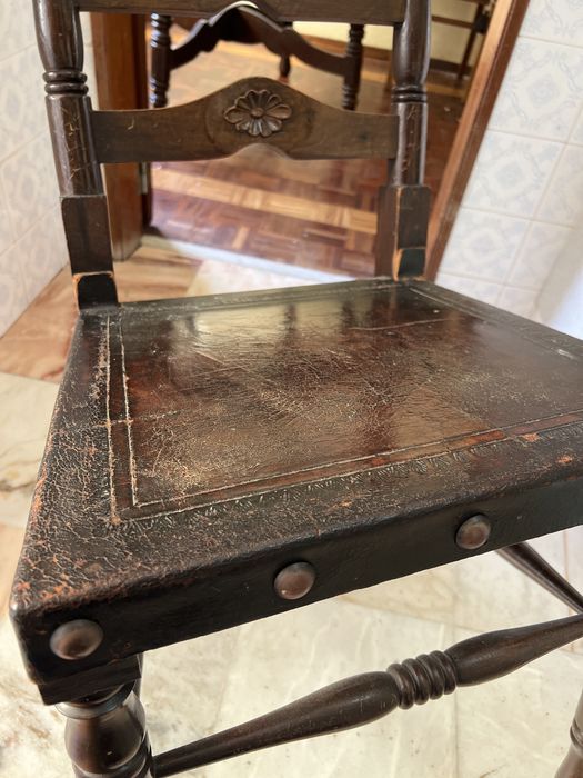 Cadeira de sala de jantar em madeira e couro