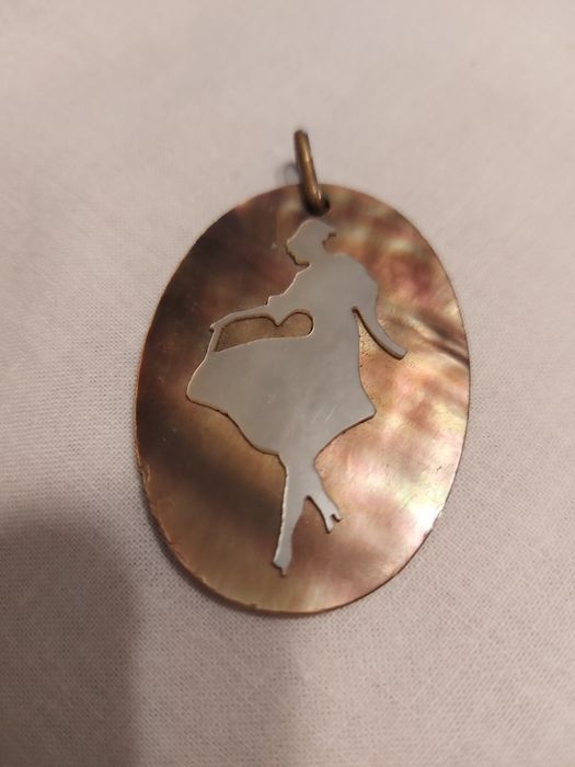 Medalhão / Pingente em Madrepérola Oval.