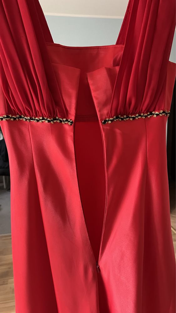 Czerwona, długa suknia wieczorowa