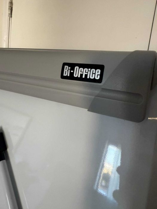 Duas pranchetas para escrever com caneta marcadora.