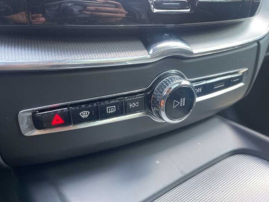 Volvo XC60 B6 R-Design      2022