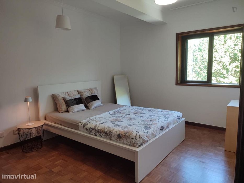 727100 - Bright double bedroom next to Baguim...