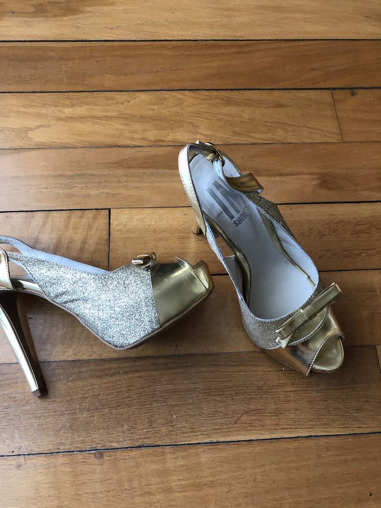 Sapatos dourados