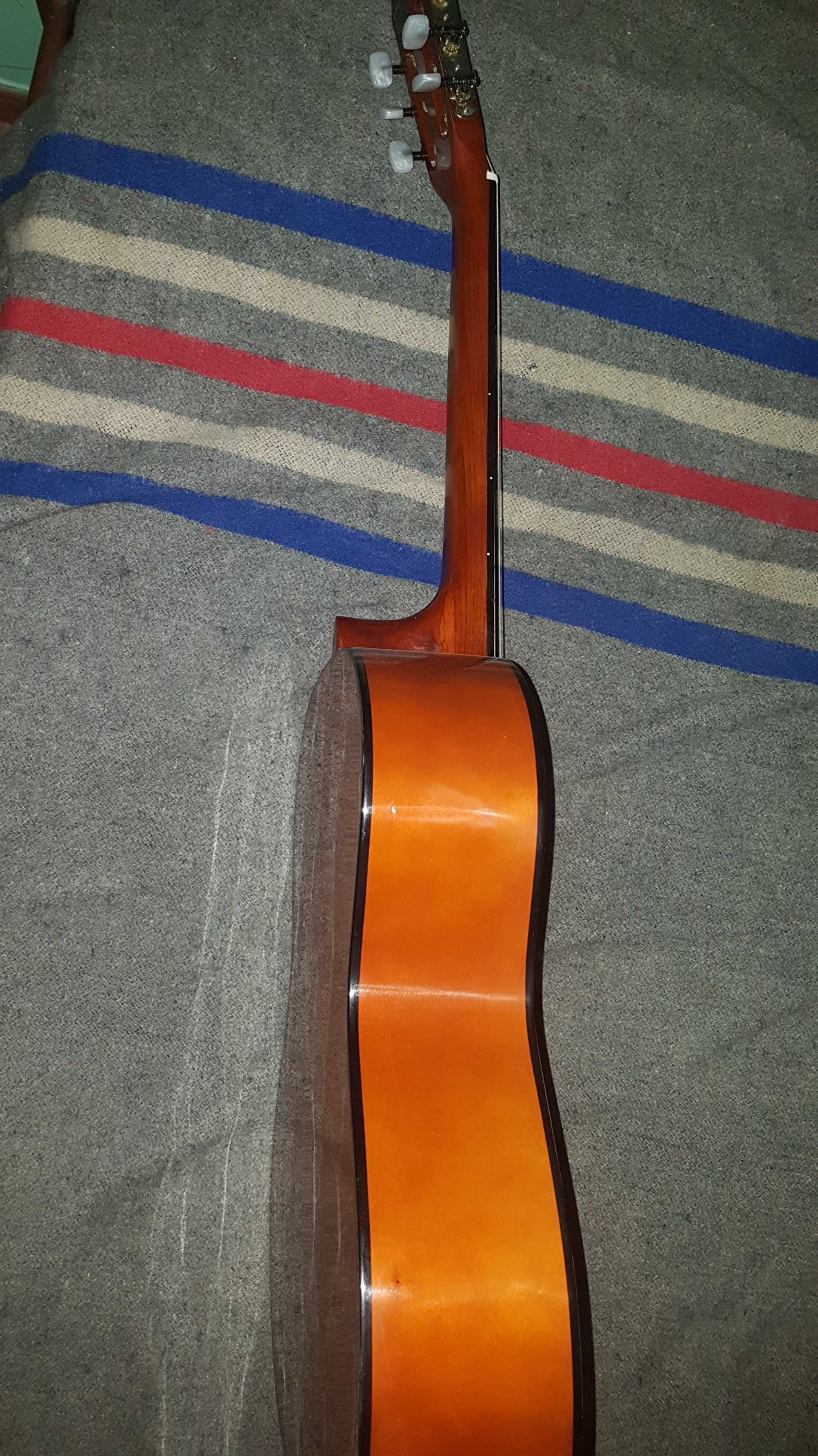 Guitarra nova. Castanha claro e escuro